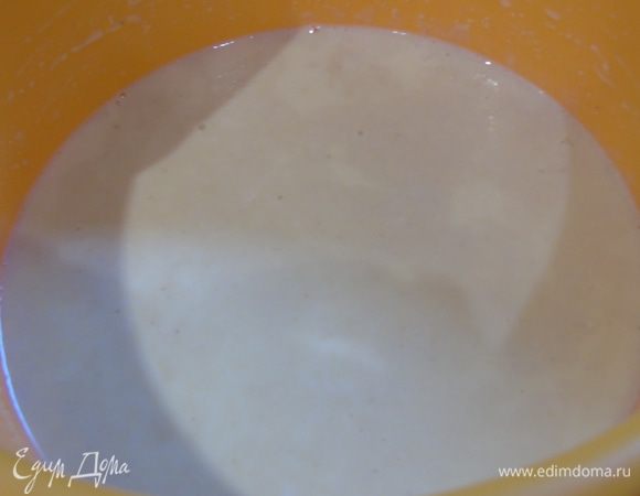 Влейте в тесто растопленное сливочное масло и растительное. Перемешайте и оставьте еще на 30 минут.