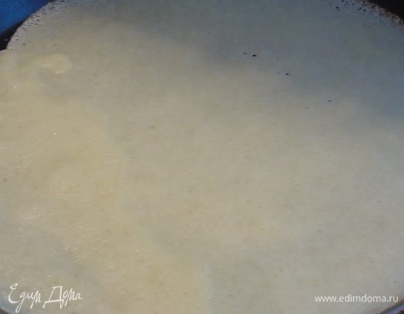 Жарим с двух сторон на разогретой сковороде, которую перед первым блином предварительно с помощью кисточки слегка смазываем растительным маслом. Остальные блины можно жарить предварительно, не смазывая сковороду.