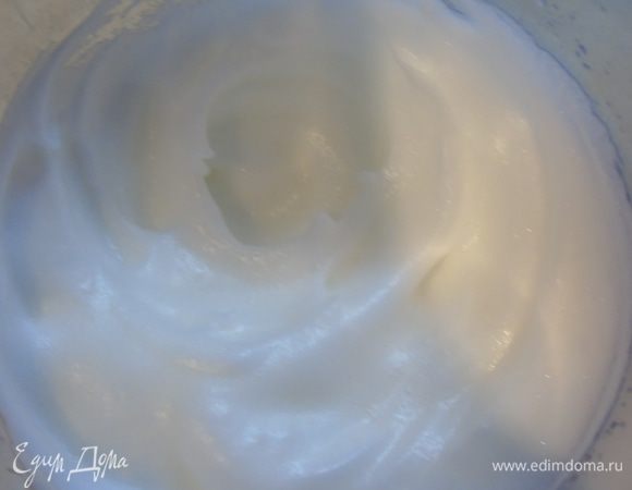 Яйцо разделяем на белок и желток. Белок взбиваем в крепкую пену
