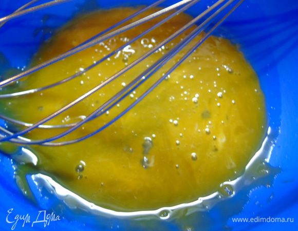 Желток отдельно взбиваем в солью.