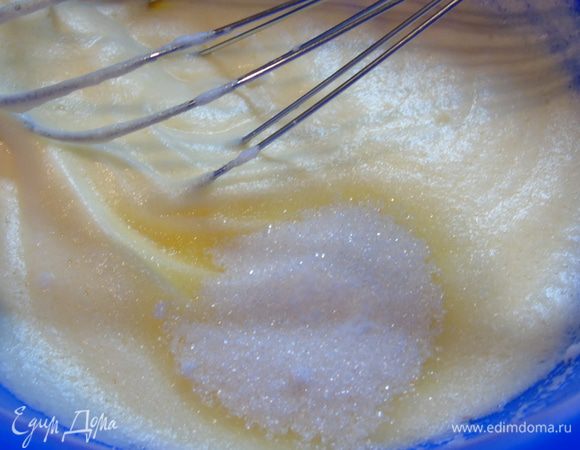 Белок и желток смешиваем, добавляем сахар. Получается воздушная легкая масса.