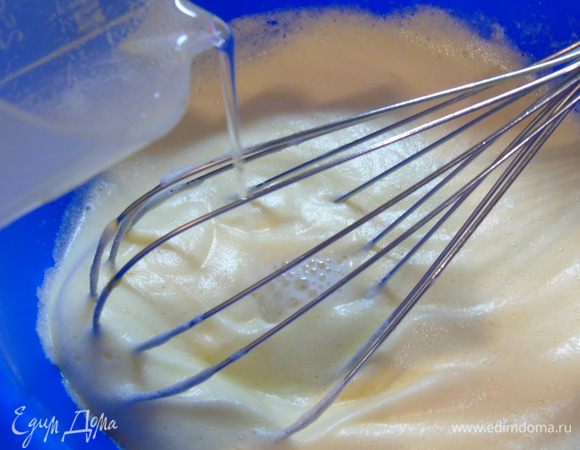 Вливаем минеральную воду, масса вспенится... 