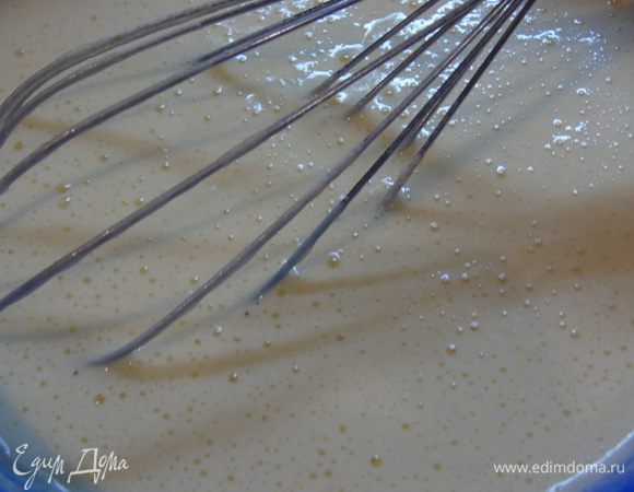 Продолжая взбивать в несколько приемов вводим муку, хорошенько взбиваем тесто, добавляем масло, еще раз взбиваем венчиком и оставляем на 10-15 минут отдохнуть.