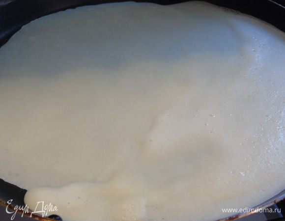 Сильно разогреваем сковороду и смазываем ее слегка растительным маслом, выливаем половник теста и наклоняем сковороду, чтобы тесто растеклось. Наклонять нужно очень быстро, а то блины выйдут толще.