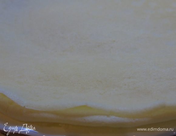 Блины выходят светлыми, они не зажариваются как обычные блины на молоке. Складываем стопочкой и накрываем.