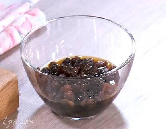 Изюм замочить в роме и дать постоять.