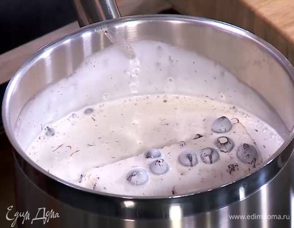 Сливки влить в небольшую кастрюлю, добавить шоколад, сливочное масло и растопить все на медленном огне.