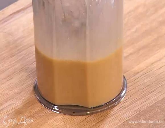 Яйца с сахаром взбить блендером с насадкой-венчиком в пышную массу.