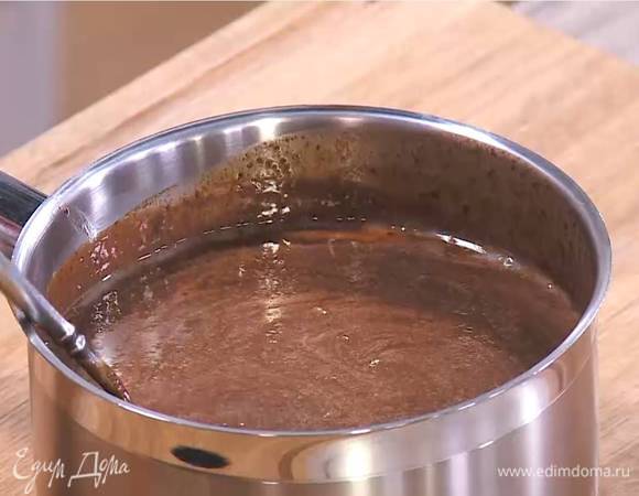 Растопленный шоколад со сливками снять с огня и, непрерывно перемешивая, влить яично-сахарную массу.