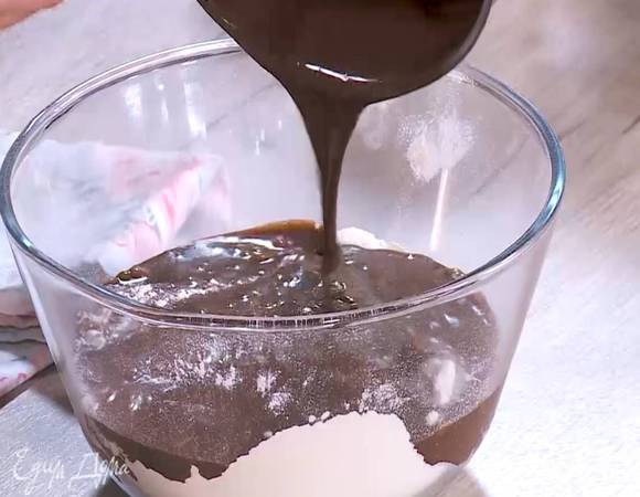 Муку просеять через сито, соединить с шоколадно-яичной массой и вымешать тесто, так чтобы не осталось комочков.