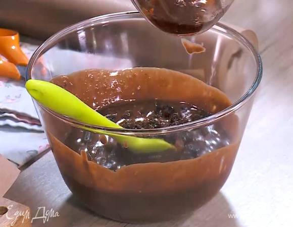 Изюм отжать от рома, добавить в тесто и перемешать.