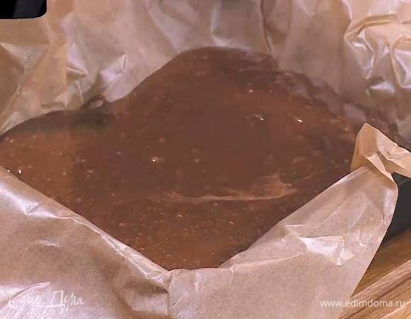 Форму выстелить бумагой для выпечки, вылить в нее тесто и выпекать в разогретой духовке 25 минут.