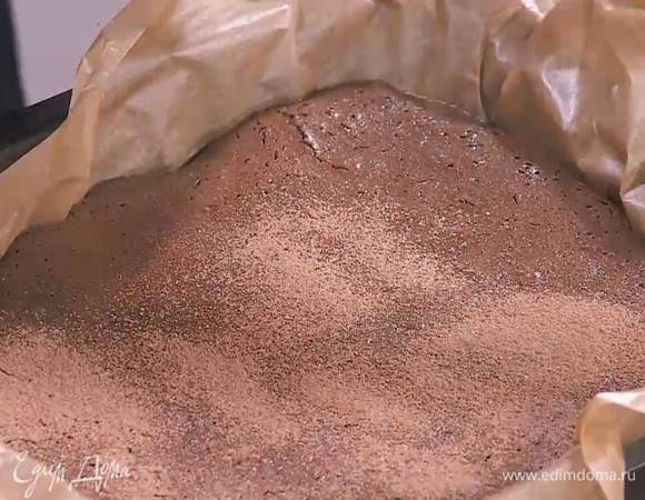 Посыпать сверху какао и разрезать на небольшие пирожные.