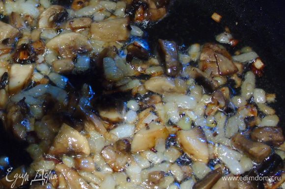 Лук и грибы нарезаем и обжариваем на разогретой сковороде на 1 ст. л. масла растительного до золотистого цвета, солим и перчим по вкусу.
