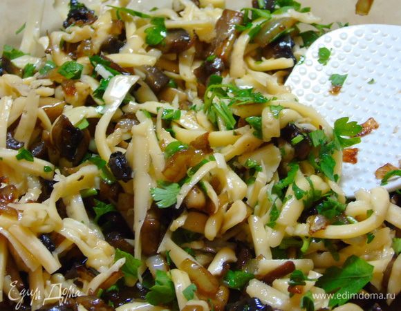 Сыр натираем на терке и смешиваем с грибами и луком, добавляем зелень, у меня петрушка.