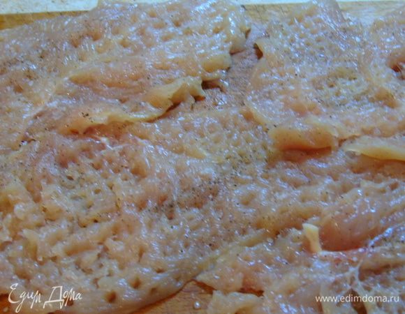 Куриную грудку нарезаем как на биточки, отбиваем, солим и перчим по вкусу.