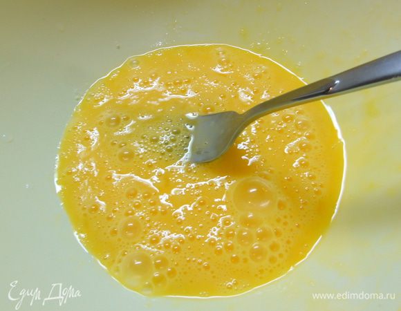 Яйца слегка взбейте вилкой.