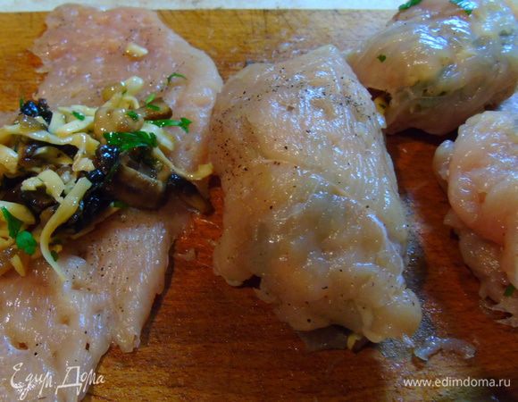 Начинку выкладываем на филе, заворачиваем.