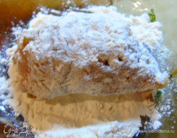 Котлету обваливаем в муке.