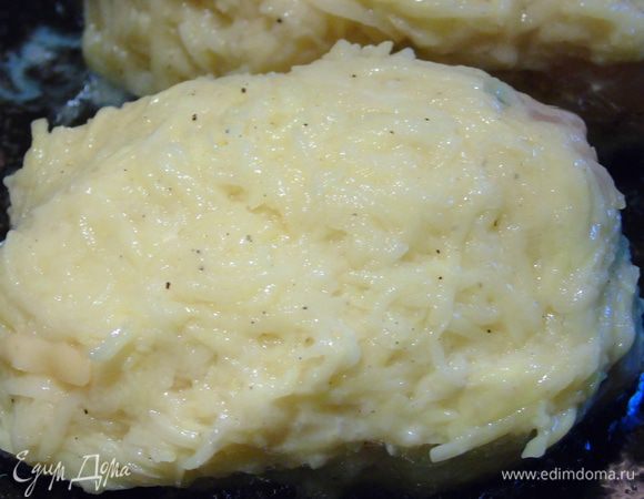 Затем раскладываем поверх котлеты картофель, прижимая руками. Картофель очень хорошо держится, и обжариваем на хорошо разогретой сковороде с добавлением растительного масла, с двух сторон до золотистости.