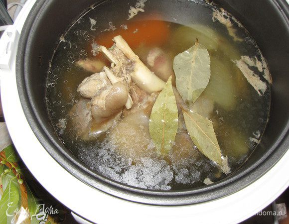 Готовить в режиме «суп» два часа. Затем добавить лавровый лист и готовить еще пол часа.