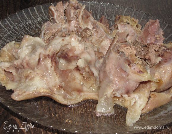 Готовую рульку вынуть, остудить. Сбоку сделать разрез и аккуратно вынуть кость.