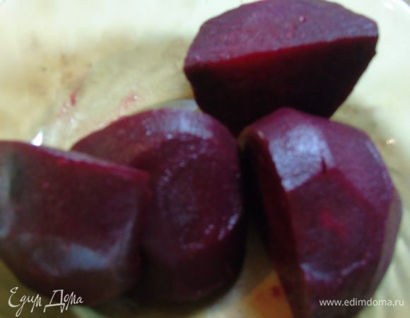 Свеклу отварите и очистите. Или же можете приготовить уже очищенную на пару.