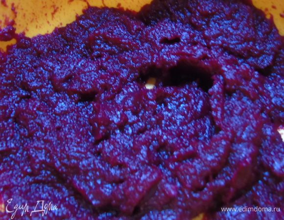 Измельчите свеклу в блендере.