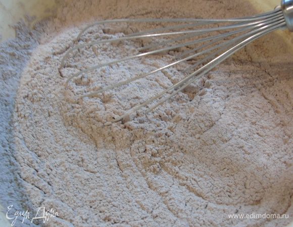 В отдельной емкости смешайте просеянную муку, разрыхлитель, какао, соду, соль и ванилин.