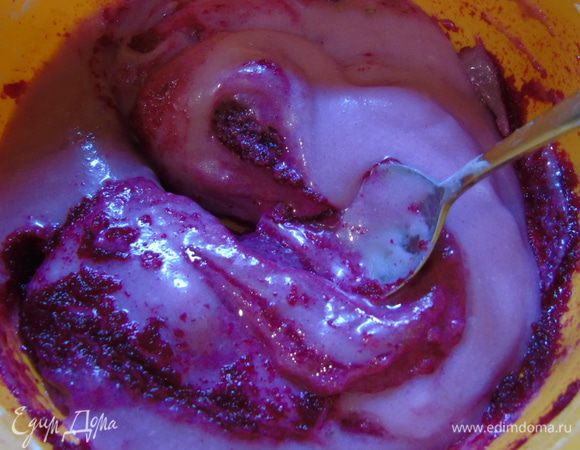 Растительное масло взбейте с сахаром и добавьте к свекле.