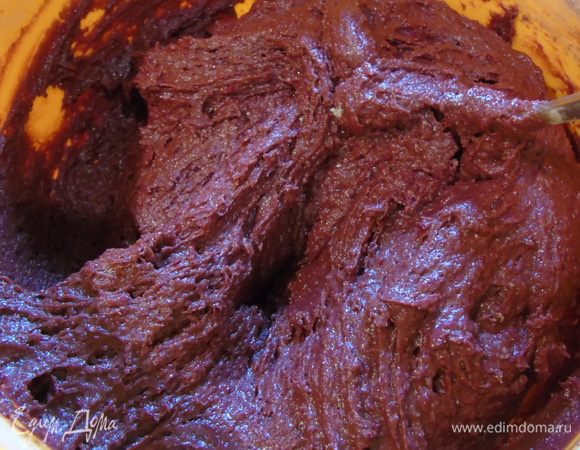 Постепенно вводите сухую смесь, тесто выйдет густым.