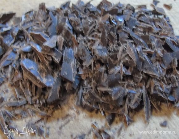 Шоколад нарежьте кусочками, добавьте в тесто и перемешайте.