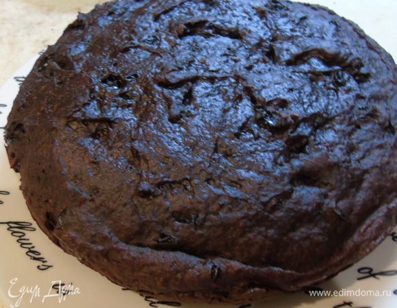 Достаньте из формы и полностью остудите. А затем отправьте в холодильник минимум на час, а лучше на ночь, так пирог еще больше раскроет свой вкус.