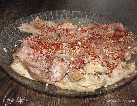 Измельчить чеснок и распределить равномерно по мясу (рулька должна лежать кожей вниз). Посыпать специями и черным перцем, как бы втереть их в мясо.