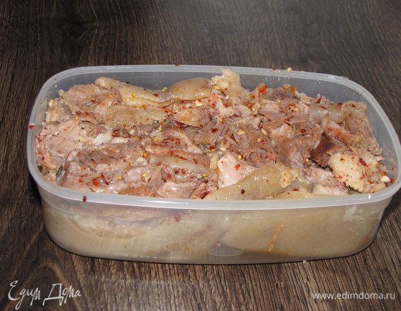 Взять подходящую по размеру емкость и выложить рульку, добавить пару ложек бульона, в котором варилась рулька. Я обычно использую одноразовые формочки из фольги, но в этот раз формочек не было, и я выложила рульку в пластиковый контейнер.