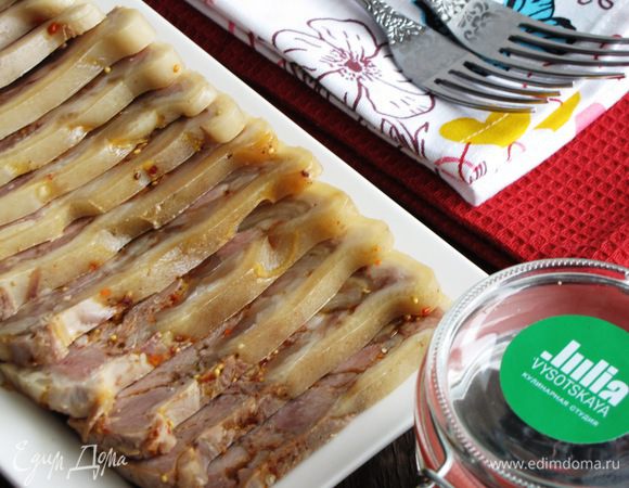 На следующий день готовую рульку нарезать тонкими ломтиками и подавать с горчицей, хреном или положить ломтик на бутерброд. Это очень вкусно! Приятного!