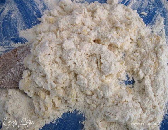 Кроме Manitoba здесь Semola Rimacinata di grano duro, ее в ингредиентах не нашла, поэтому дала 40 грамм семолины, семола тоже мука твердых сортов пшеницы, но мелкого помола. Смешать два вида муки и соль, сделать из муки «колодец», разбить в него яйца, замесить тесто сначала вилкой, затем руками, добавив воду (у вас может уйти чуть меньше или больше воды, впитывающая способность разной муки различная), в конце — оливковое масло. Хорошо размять тесто. 