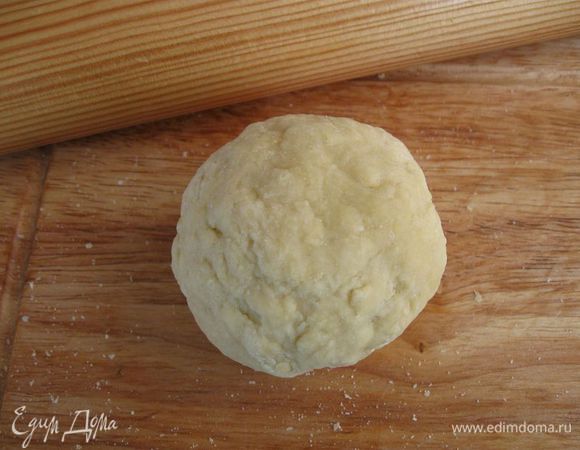 Тесто должно быть упругим, однородным, вместе с тем немного эластичным, податливым. На эту процедуру у вас уйдет примерно 15 минут. 
Дать тесту отдохнуть минут 20 (замотать его пленкой). Затем освободить от пленки и раскатать скалкой.