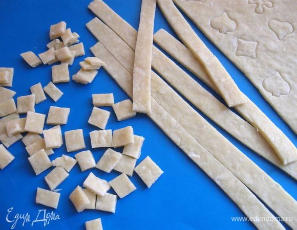 Нарезать полоски шириной около 1 см, затем из полосок сделать квадратики или мелкую пасту другой формы. 