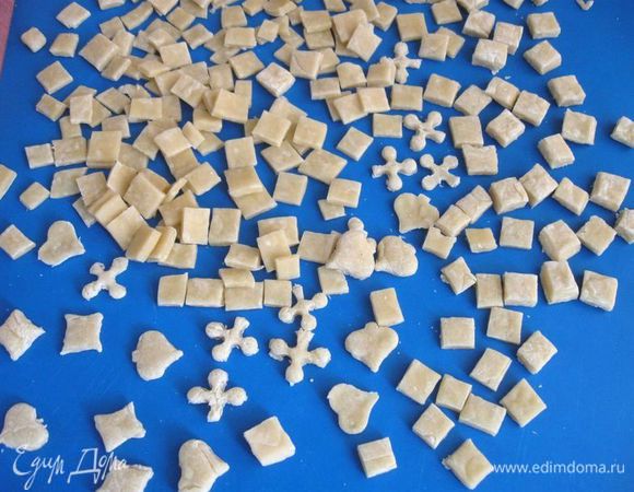 Такая паста получилась. Можно воспользоваться трафаретом.