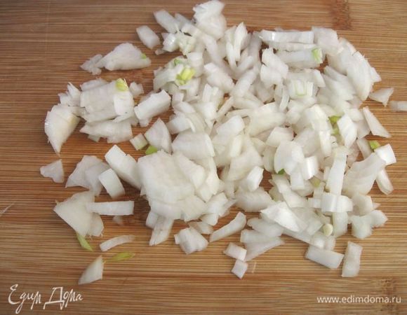 Лук почистить и мелко нарезать. Обжарить  до прозрачности на сковороде на смеси оливкового и сливочного масла.