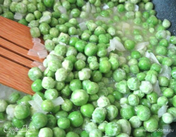 Добавить зеленый горошек.