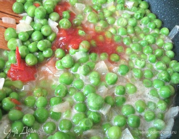 Добавить пассерованные томаты, перемешать, дать немного потушиться с добавлением части бульона. В кастрюлю налить остальной бульон и воду. Добавить содержимое сковороды (горошек с луком, томаты). Варить около 1 часа. За 5 минут до конца варки добавить итальянские травы. Дать супу немного остыть, протереть через сито.
