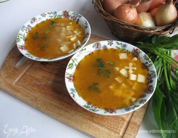 Поставить кастрюлю с подсоленной водой на огонь, после закипания воды поместить туда пасту, проварить до состояния al dente. Слить воду с помощью дуршлага. Добавить квадратики пасты к супу. Перед подачей украсить зеленью. Можно добавить натертый на мелкой терке пармезан.