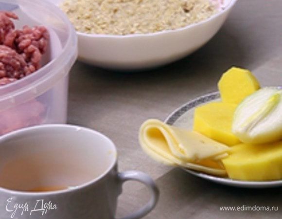 Всё, кроме фарша, смешать и перемелить блендером. 