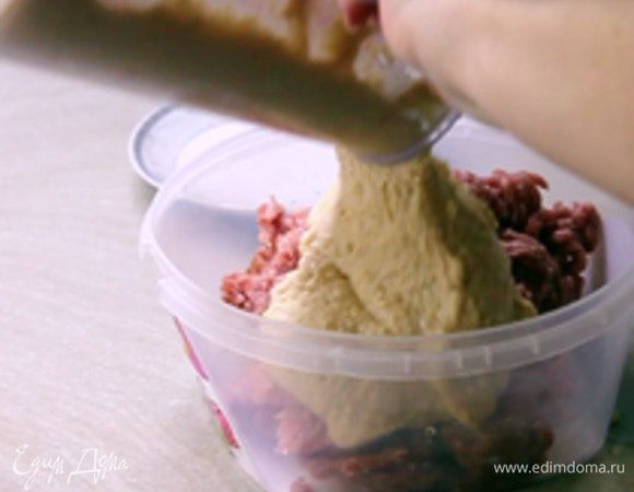 Добавить полученную смесь в фарш и всё тщательно смешать.