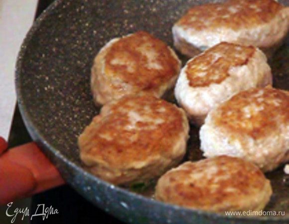 Сформировать котлетки и жарить на сковороде, смазанной растительным маслом 5-7 минут с каждой стороны до появления золотистой корочки.
Приятного аппетита!