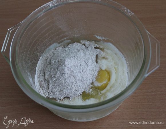 Смешиваем все для теста, кроме соды.