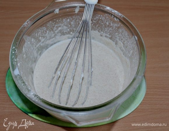 Оставляем на полчаса. Если тесто сильно загустело, добавить немного воды. За несколько минут до выпекания блинов кладем соду. Перемешиваем.