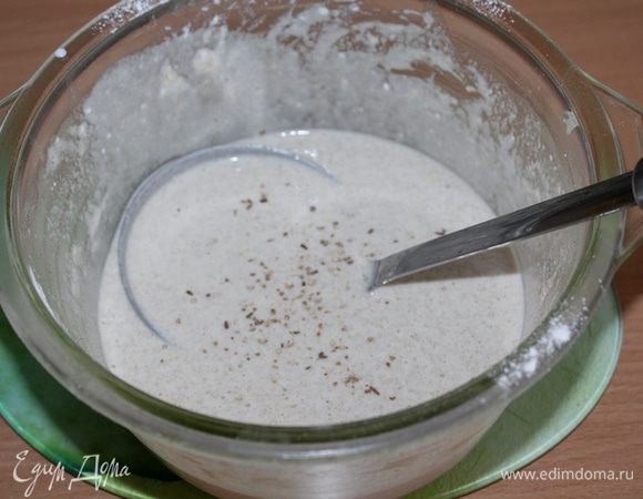 Специи слегка прокаливаем на сухой чугунной сковороде. Растираем их в ступке, добавляем к тесту.